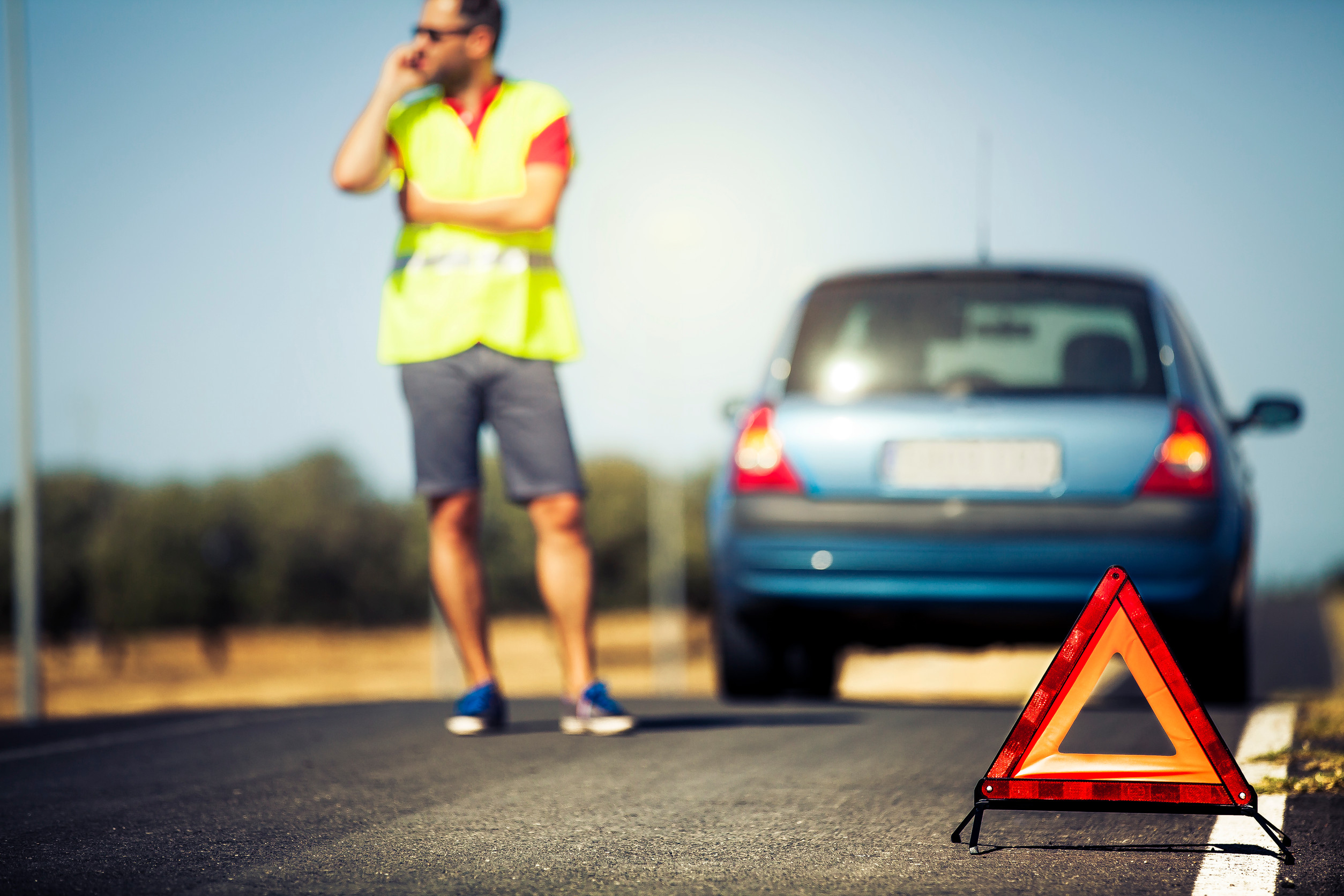 Grúa plataforma trasladando un auto en Concepción, Chile; guía de precios 2025 del servicio de grúas 24/7